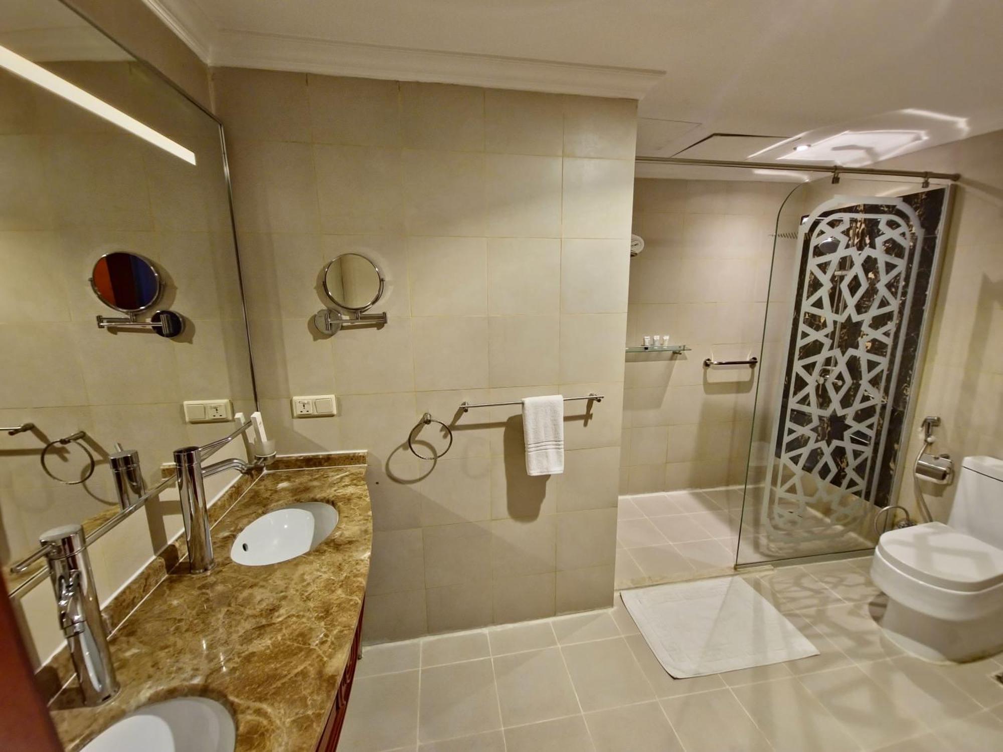 Quiet Al Shatee Hotel